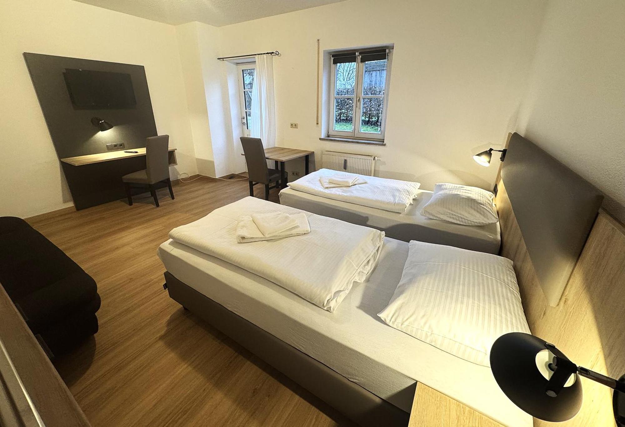 Hotel A8 Im Darchinger Hof - Zwischen Holzkirchen Und - Zwischen Muenchen Salzburg Und Innsbruck - Kurz Vor Dem Irschenberg